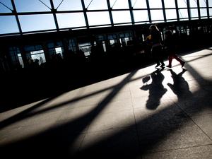 Passanten werfen auf dem Weg zur S-Bahn im Bahnhof Südkreuz in Berlin im Sonnenschein Schatten auf den Boden. (Symbolbild)