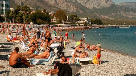 Die Strände von Antalya werden immer voller.