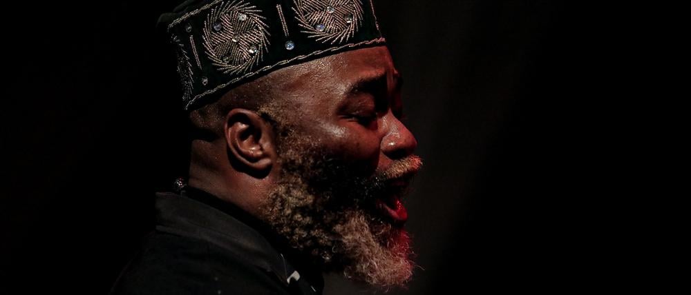 In der Zulu-Kultur seines Landes verankert. Der Pianist Nduduzo Makhathini. 