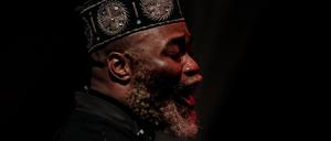 In der Zulu-Kultur seines Landes verankert. Der Pianist Nduduzo Makhathini. 