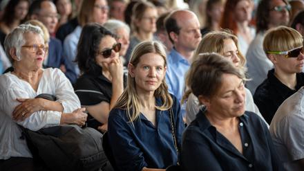 Aino Laberenz (M.) schenkte das Schlingensief-Werk der Neuen Nationalgalerie.
