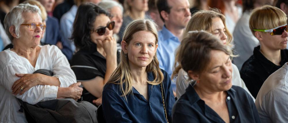 Aino Laberenz (M.) schenkte das Schlingensief-Werk der Neuen Nationalgalerie.