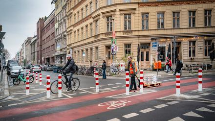 Typische rot-weiße Stahlpoller: um sie geht es an der Tucholskystraße.