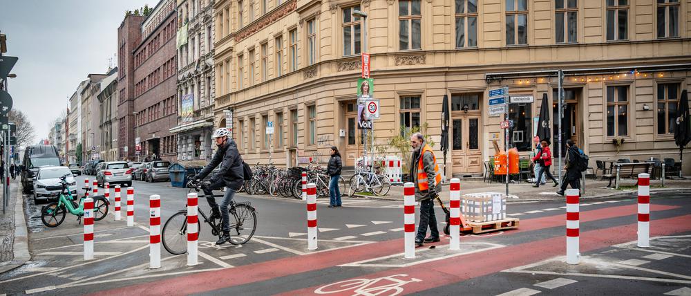Typische rot-weiße Stahlpoller: um sie geht es an der Tucholskystraße.