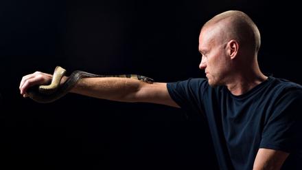 Der von Schlangen begeisterte US-Amerikaner Tim Friede hat sich selbst immer größere Dosierungen von Schlangengiften verabreicht und kann nun einfach so eine Wasserkobra auf dem Arm tragen. 