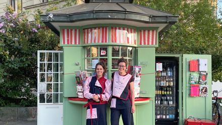 Elena Höller (links) und Nicola Schüschke haben den alten Kiosk am Steinplatz in Berlin-Charlottenburg wiedereröffnet.