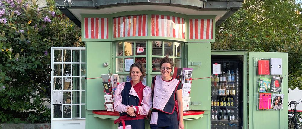 Elena Höller (links) und Nicola Schüschke haben den alten Kiosk am Steinplatz in Berlin-Charlottenburg wiedereröffnet.