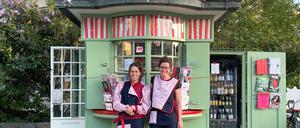 Elena Höller (links) und Nicola Schüschke haben den alten Kiosk am Steinplatz in Berlin-Charlottenburg wiedereröffnet.