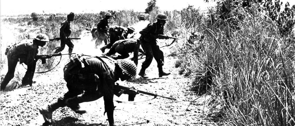 Indische Truppen bei einem Angriff auf einen Stützpunkt der pakistanischen Armee bei Lahore im Jahre 1965.