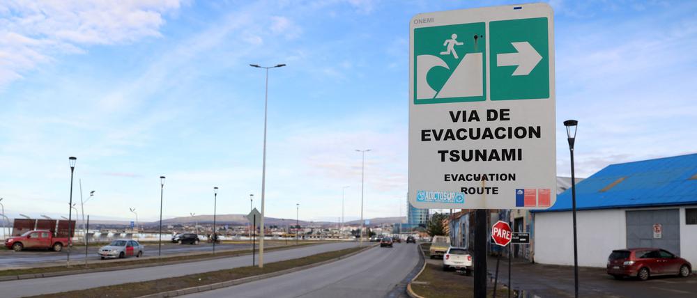 Ein Schild mit einer Tsunami-Evakuierungsroute in Punta Arenas, Chile.