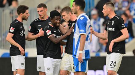 Preußen traf nach Belieben, Magdeburgs Livan Burcu (M) ist konsterniert  