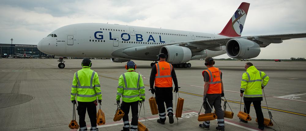 Der Airbus A380 der jungen Fluggesellschaft Global landet auf der Südbahn des Flughafens BER. Es ist erst das vierte Mal überhaupt, dass ein A380 auf dem BER landet - bisher geschah dies nur zu Testzwecken oder bei Luftfahrtmessen.