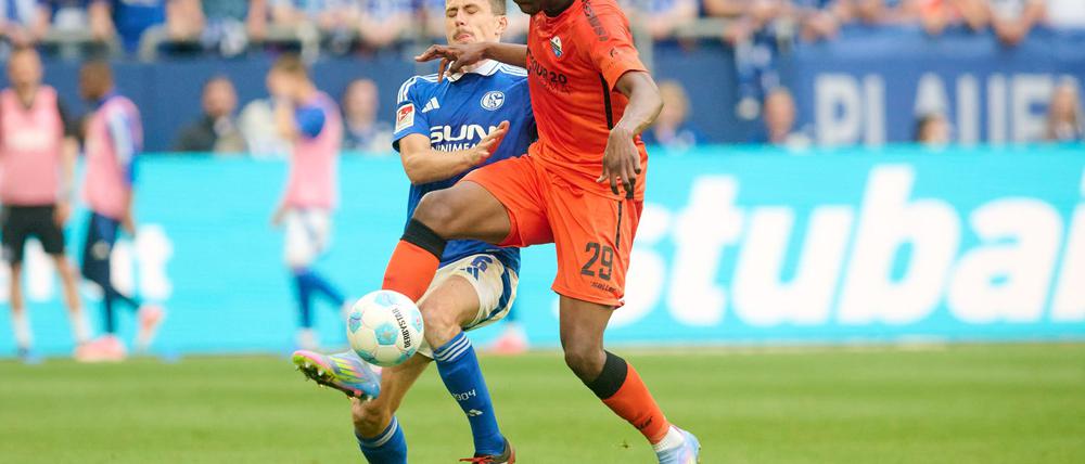Ilyas Ansah (l) und seine Paderborner Mitspieler waren meist einen Schritt schneller.