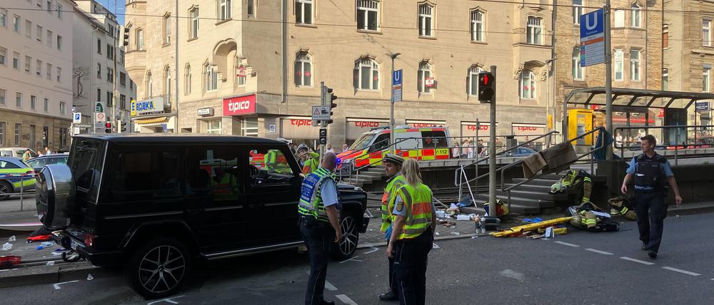 Am frühen Abend fährt ein Fahrzeug in eine Menschengruppe an einer Bahnhaltestelle.