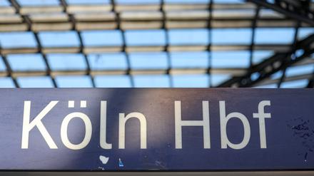 Am Kölner Hauptbahnhof hat am Freitagabend eine zweieinhalb Wochen dauernde weitgehende Sperrung des Zugverkehrs begonnen. 