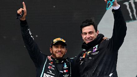 Ein Bild aus erfolgreichen Zeiten: Toto Wolff (r) und Lewis Hamilton.