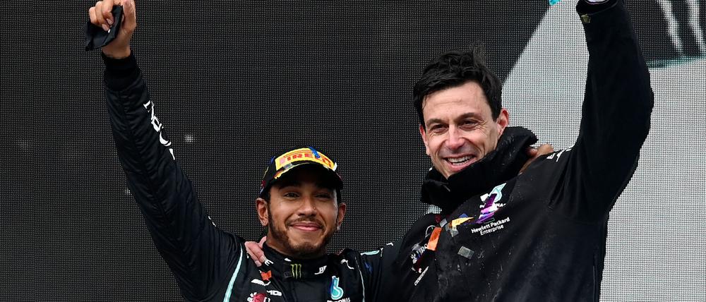 Ein Bild aus erfolgreichen Zeiten: Toto Wolff (r) und Lewis Hamilton.