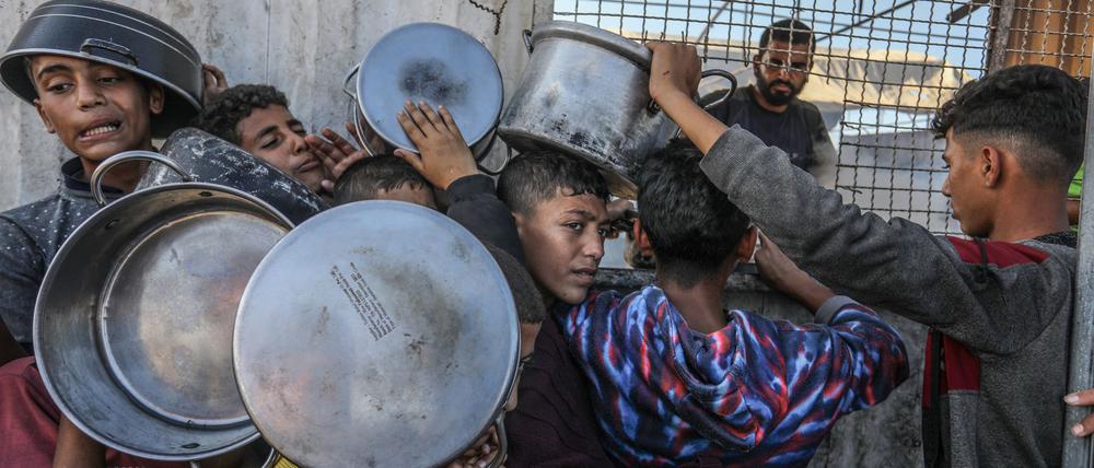 Im abgeriegelten Gazastreifen fehlt es an Lebensmitteln, Wasser und Medikamenten. (Archivbild)