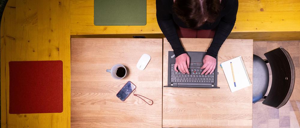 Eine Frau arbeitet im Homeoffice. (Symbolbild)