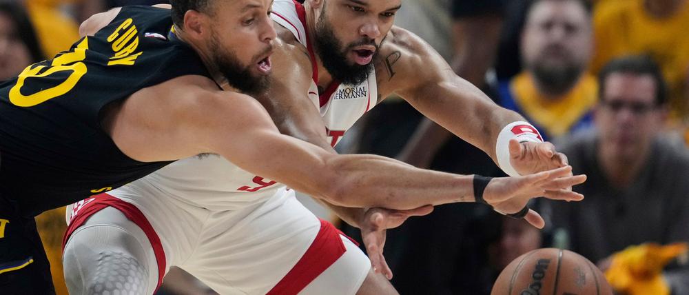 Stephen Curry (l.) kam auf 29 Punkte.