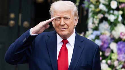 US-Präsident salutiert am Weißen Haus in Washington.