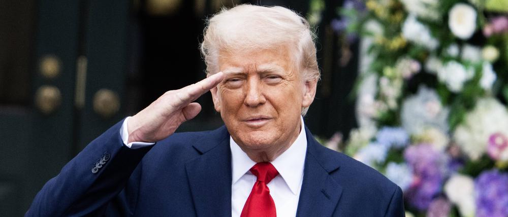 US-Präsident salutiert am Weißen Haus in Washington.