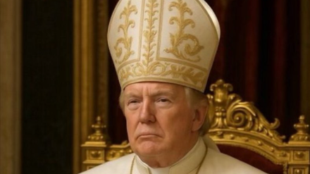 US-Präsident Donald Trump hat über die sozialen Medien ein offensichtlich von Künstlicher Intelligenz (KI) generiertes Bild von sich in Papst-Kleidung verbreitet. 