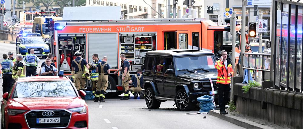 Ein Mann fuhr am Freitag in eine Menschengruppe in Stuttgart.