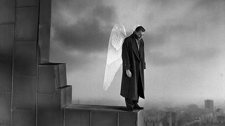 Bruno Ganz als Engel Damiel schaut in Wim Wenders’ „Der Himmel über Berlin“ von 1987 auf die Stadt herab. 
