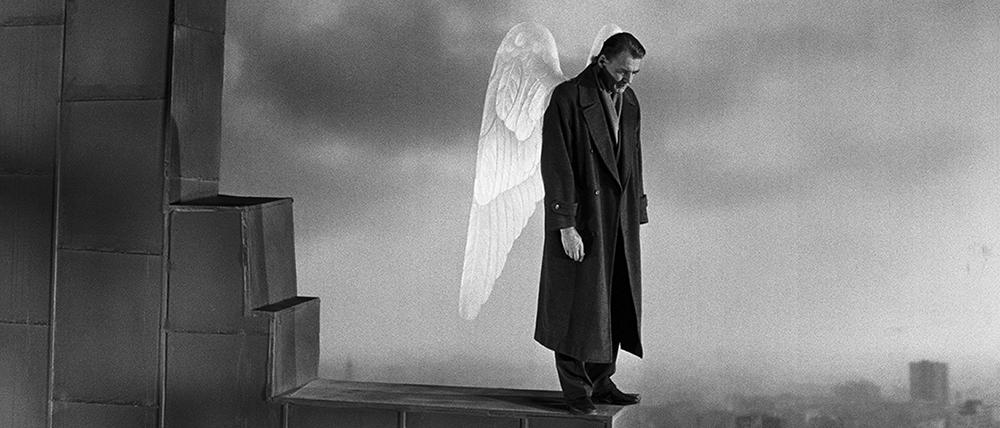 Bruno Ganz als Engel Damiel schaut in Wim Wenders’ „Der Himmel über Berlin“ von 1987 auf die Stadt herab.