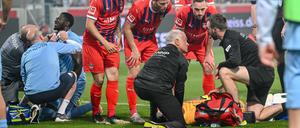 Kevin Müller musste lange behandelt werden.