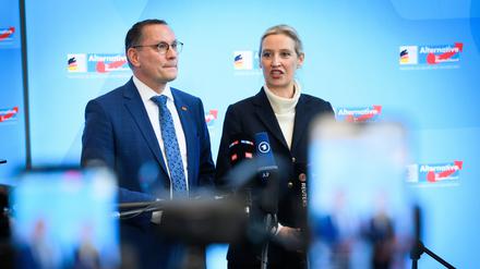 Die wiedergewählten Fraktionsvorsitzenden der AfD, Tino Chrupalla (l) und Alice Weidel äußern sich nach der konstituierenden Sitzung der AfD-Fraktion im Deutschen Bundestag. 