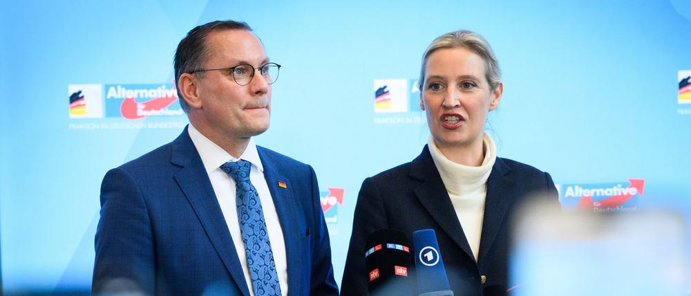 Die AfD-Bundessprecher Alice Weidel und Tino Chrupalla kritisierten die Hochstufung ihrer Partei als politisch motiviert und kündigten an, sich juristisch dagegen zur Wehr zu setzen.