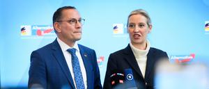 Die AfD-Bundessprecher Alice Weidel und Tino Chrupalla kritisierten die Hochstufung ihrer Partei als politisch motiviert und kündigten an, sich juristisch dagegen zur Wehr zu setzen.