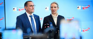 Die AfD-Bundessprecher Alice Weidel und Tino Chrupalla kritisierten die Hochstufung ihrer Partei als politisch motiviert und kündigten an, sich juristisch dagegen zur Wehr zu setzen.
