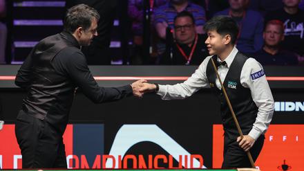 Ronnie O’Sullivan blieb nach seinem Halbfinale nur die Gratulation für Zhao Xintong, gegen den er beim 7:17 chancenlos war.