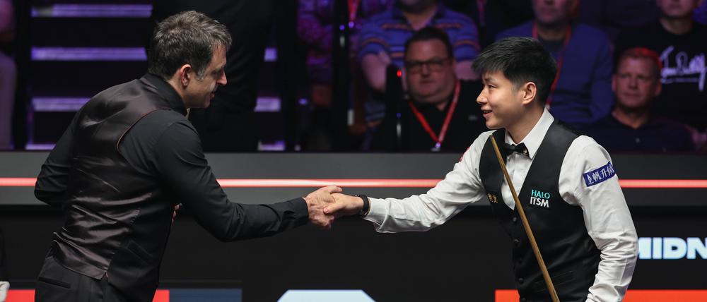 Ronnie O’Sullivan blieb nach seinem Halbfinale nur die Gratulation für Zhao Xintong, gegen den er beim 7:17 chancenlos war.