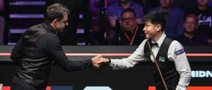 Ronnie O’Sullivan blieb nach seinem Halbfinale nur die Gratulation für Zhao Xintong, gegen den er beim 7:17 chancenlos war.