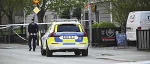 Ein Einsatzfahrzeug und ein Polizist stehen Einsatzort nach Schüssen am Vaksala-Platz im Zentrum von Uppsala (Archivbild).