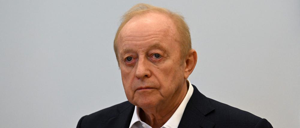 Der deutsche Starkoch Alfons Schuhbeck wartet in einem Gerichtssaal (Archivbild).