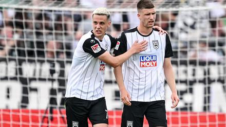 Bastian Allgeier versucht Tom Gaal nach seinem Eigentor aufzumuntern.