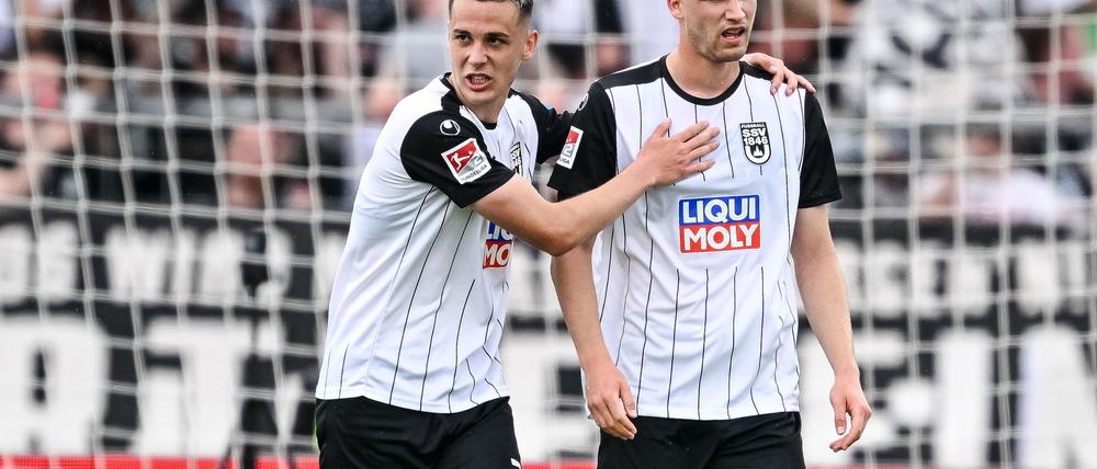 Bastian Allgeier versucht Tom Gaal nach seinem Eigentor aufzumuntern.