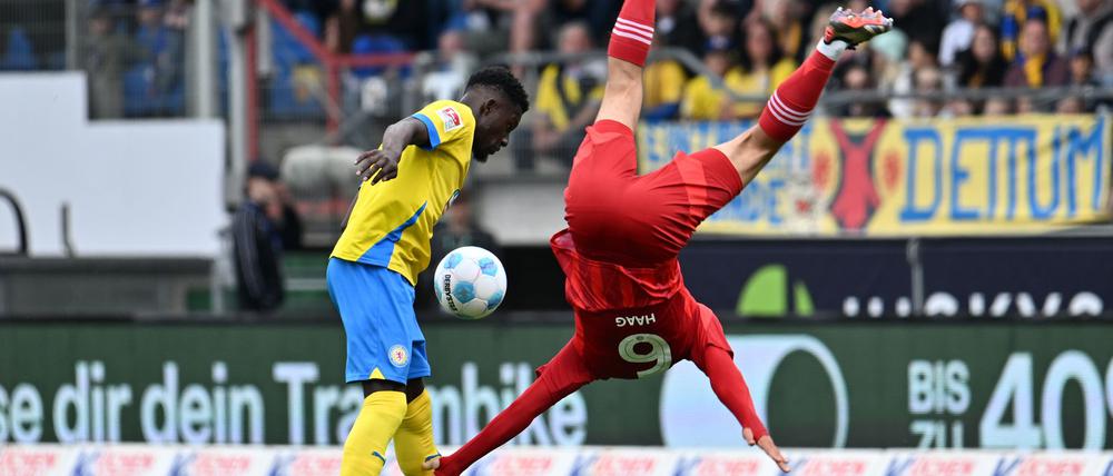 Düsseldorfs Giovanni Haag (r) mit einer akrobatischen Einlage gegen Braunschweig Richmond Tachie.