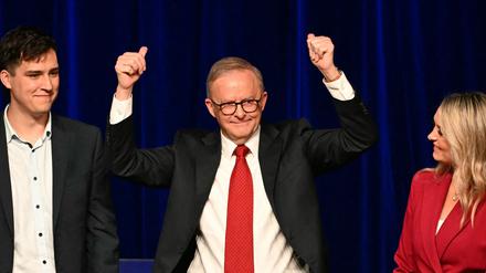 Australiens Premierminister Anthony Albanese gestikuliert zwischen seiner Lebensgefährtin Jodie Haydon und seinem Sohn Nathan, nachdem er die Parlamentswahlen gewonnen hat.
