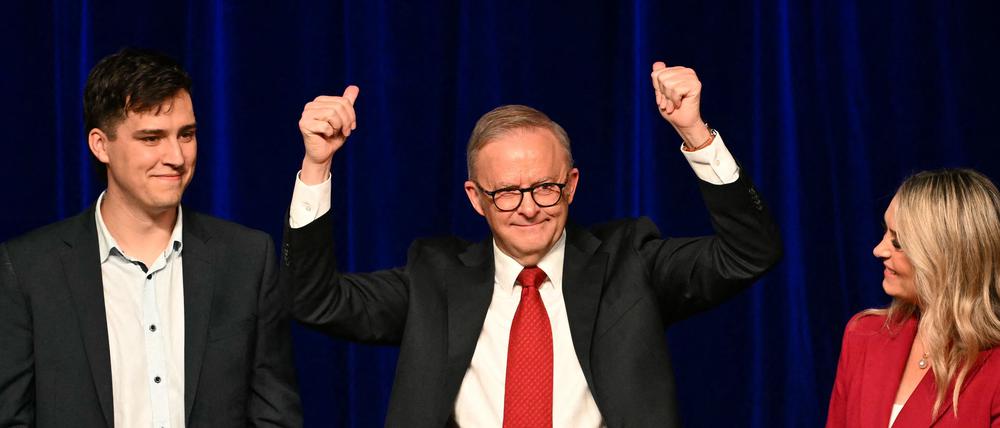 Australiens Premierminister Anthony Albanese gestikuliert zwischen seiner Lebensgefährtin Jodie Haydon und seinem Sohn Nathan, nachdem er die Parlamentswahlen gewonnen hat.