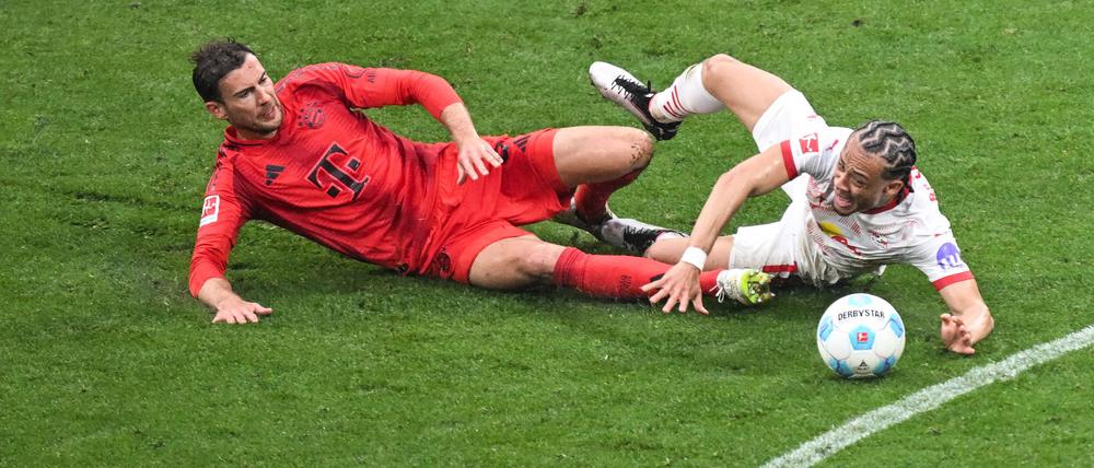 Leon Goretzka (l) und Leipzigs Xavi Simons kämpfen um den Ball.