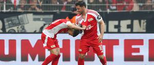 In der 84. Minute schlenzte Joker Benes den Ball mit seinem starken linken Fuß wunderschön in den rechten Winkel. Kollege Kevin Volland bedankte sich für den Punktgewinn bei Benes auf seine Art.