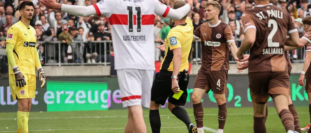 Pauli musste gegen Stuttgart lange in Unterzahl spielen.