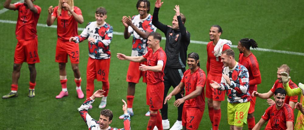 Thomas Müller (vorne) stimmte nach dem 3:3 in Leipzig die Welle mit den Fans an.