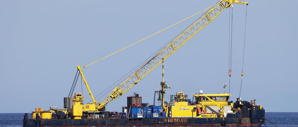 Das riesige Schiff, das vor der italienischen Mittelmeerinsel in etwa 50 Metern Tiefe liegt, soll bis Mitte Juni nach oben gebracht werden. 